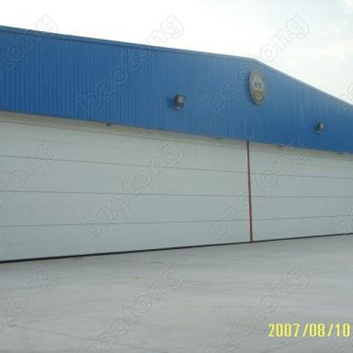 Fabric lifting hangar door